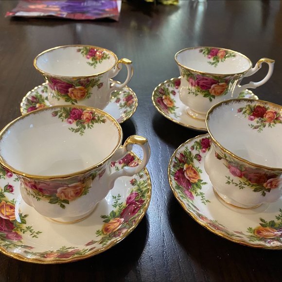 ROYAL ALBERT OLD COUNTRY ROSE SET OF 4 TEA CUPS AND SAUCERS